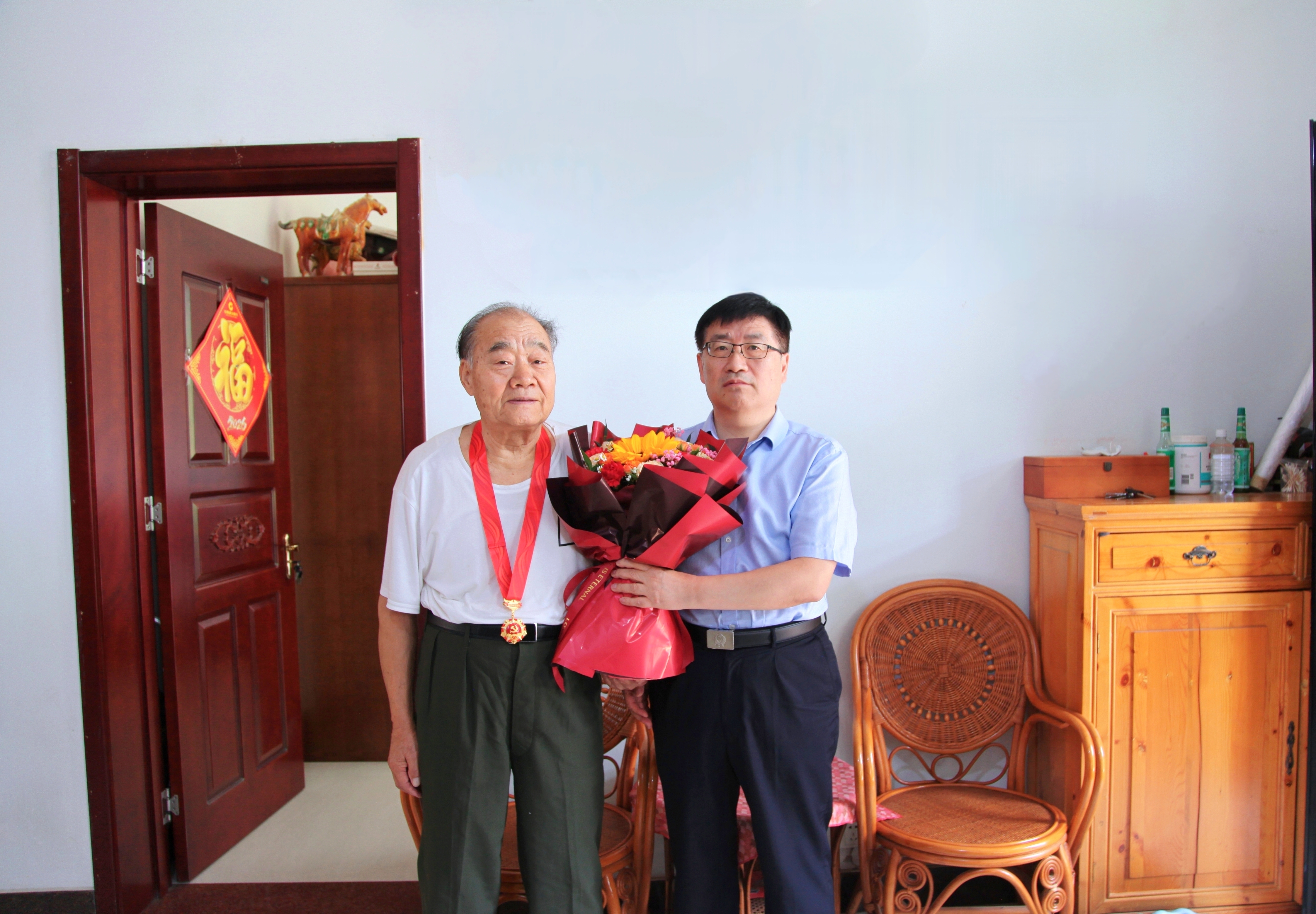 市委政法委走访慰问老党员并颁发“光荣在党50年”纪念章