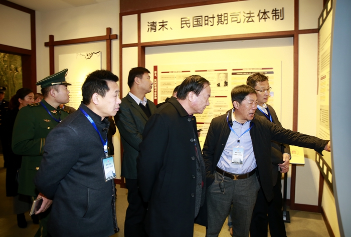 3人大代表、政协委员、部队官兵参观院史馆_副本.jpg