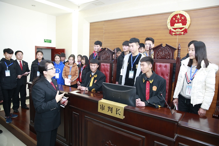 7向学生讲解宪法_副本.jpg