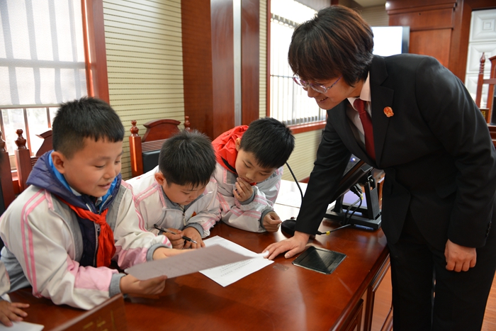 小学生进法院参观学习1_副本.jpg