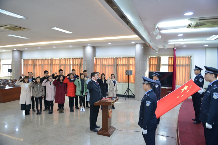 新进干警宪法宣誓_副本.jpg